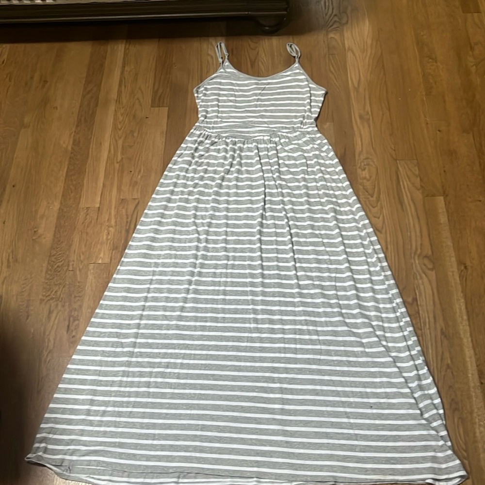 Lauren Conrad Gray/white stripe maxi dress size large